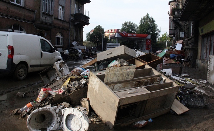 Powódź na Ziemi Kłodzkiej - po przejściu niszczącej fali [ZDJĘCIA]