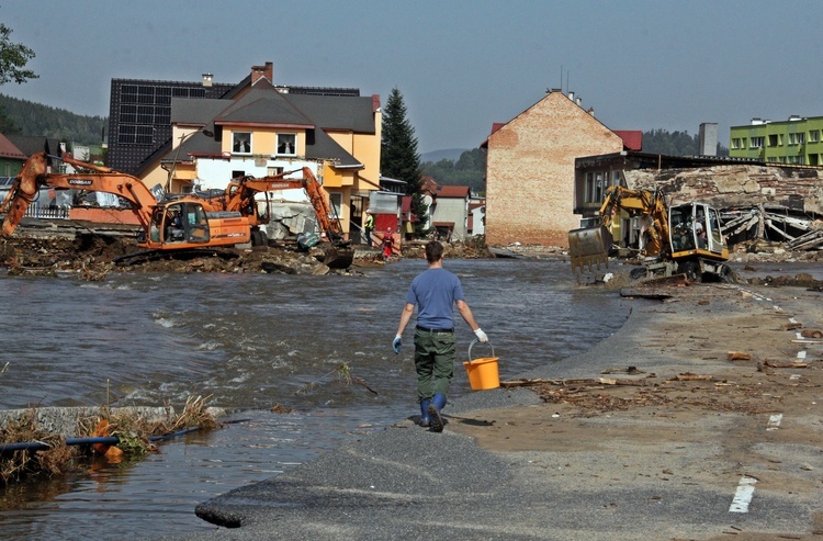 Powódź na ziemi kłodzkiej - po przejściu niszczącej fali [ZDJĘCIA]