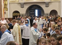 Matko Bolesna, obejmij ramionami młodych, dzieci, małżonków, ojców i matki