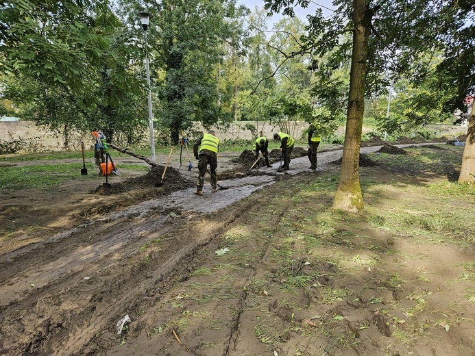 Kolejny dzień ciężkiej służby w walce z żywiołem