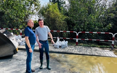 Ks. Robert Kurpios, dyrektor Caritas (z lewej) z ks. Jerzym Ryłko, proboszczerm parafii NMP Wspomożenia Wiernych w Czechowicach-Dziedzicach.