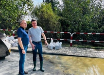 Ks. Robert Kurpios, dyrektor Caritas (z lewej) z ks. Jerzym Ryłko, proboszczerm parafii NMP Wspomożenia Wiernych w Czechowicach-Dziedzicach.