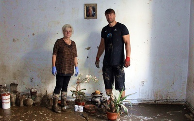 Fala powodziowa sięgnęła sufitu. Na ścianie ostał się tylko obrazek "Jezu, ufam Tobie"