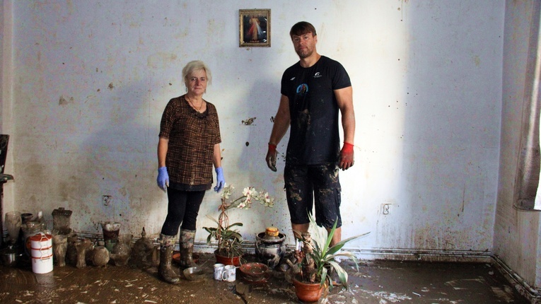 Fala powodziowa sięgnęła sufitu. Na ścianie ostał się tylko obrazek „Jezu, ufam Tobie”