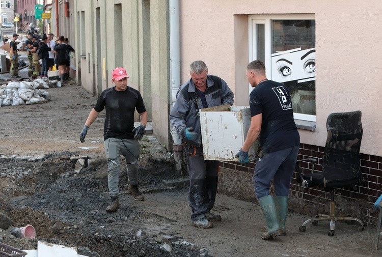 Głuchołazy po przejściu fali powodziowej [ZDJECIA]