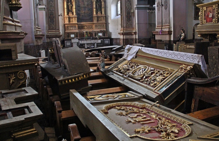 Klasztor i kościół franciszkanów w Kłodzku tuż po powodzi