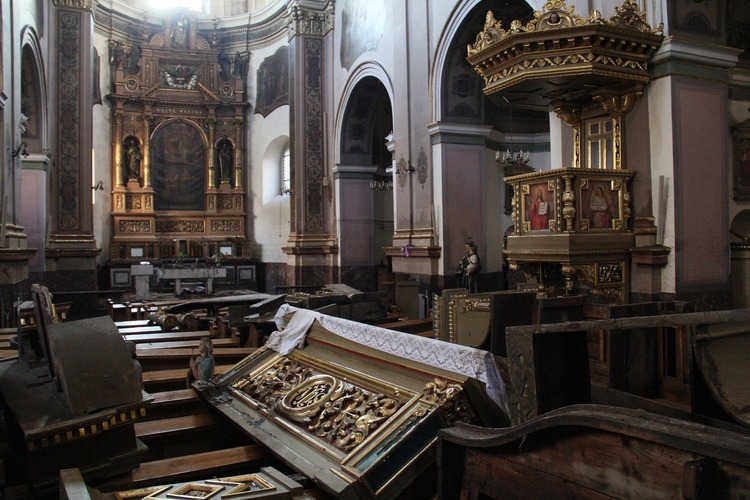 Klasztor i kościół franciszkanów w Kłodzku tuż po powodzi