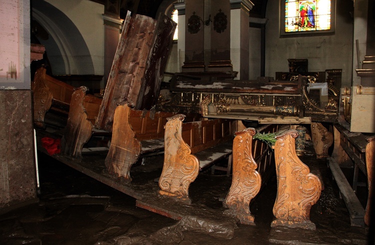 Klasztor i kościół franciszkanów w Kłodzku tuż po powodzi