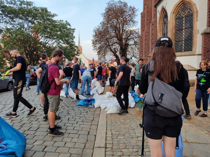 Ostrów Tumski przygotowuje się na falę powodziową