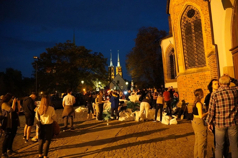 Ostrów Tumski przygotowuje się na falę powodziową