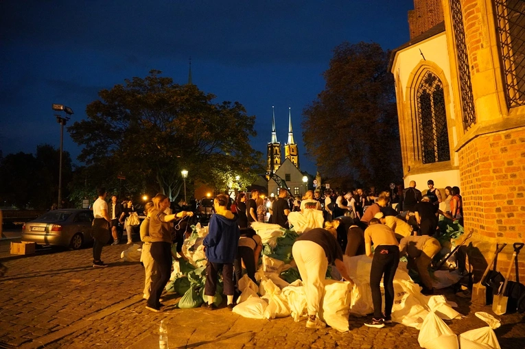 Ostrów Tumski przygotowuje się na falę powodziową