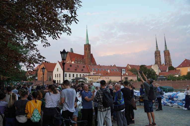 Ostrów Tumski przygotowuje się na falę powodziową