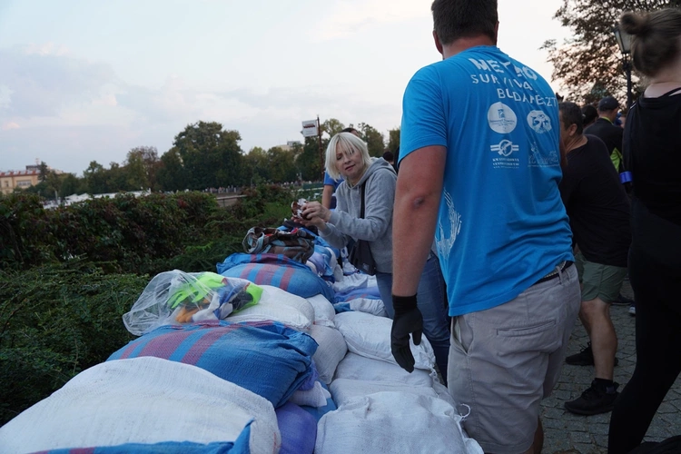 Ostrów Tumski przygotowuje się na falę powodziową