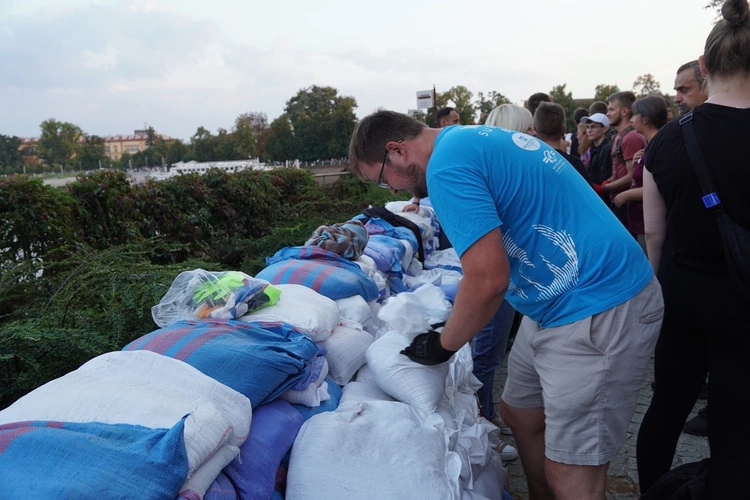 Ostrów Tumski przygotowuje się na falę powodziową
