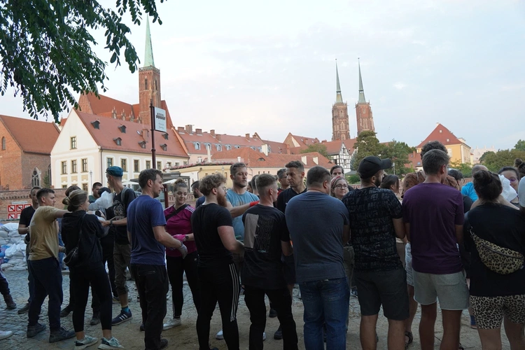 Ostrów Tumski przygotowuje się na falę powodziową