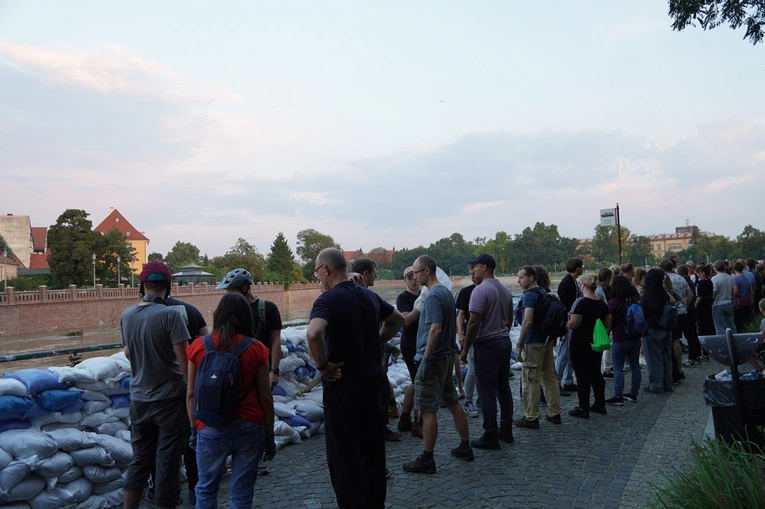 Ostrów Tumski przygotowuje się na falę powodziową