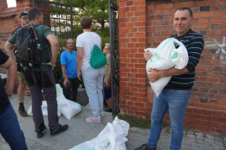 Ostrów Tumski przygotowuje się na falę powodziową