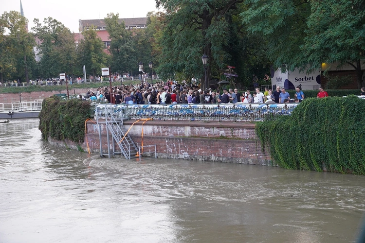 Ostrów Tumski przygotowuje się na falę powodziową
