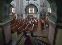 Zalane wnętrze świątyni.
