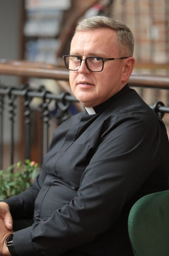 Ks. dr Włodzimierz Płatek SCJ teolog moralista, bioetyk; rzecznik prasowy Prowincji Polskiej Księży Sercanów. Absolwent Papieskiej Akademii Katolickiej w Krakowie i Katolickiego Uniwersytetu Lubelskiego. Wykładowca teologii moralnej i bioetyki w Wyższym Seminarium Misyjnym Księży Sercanów w Stadnikach.