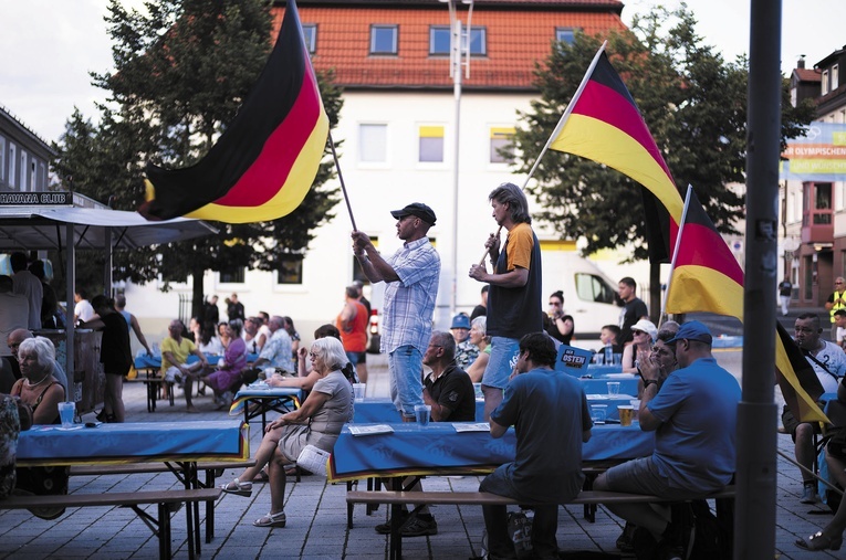 Zwolennicy partii Alternatywa dla Niemiec (AfD) podczas wiecu przed wyborami lokalnymi w Turyngii. AfD je tam wygrała, zdobywając prawie 33 proc. głosów.