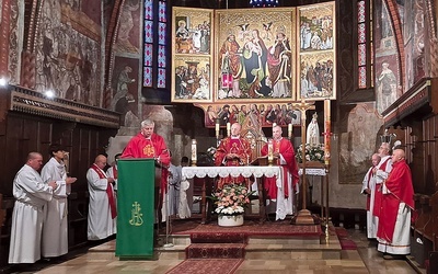 Bielscy duszpasterze przy ołtarzu w kościele św. Stanisława.