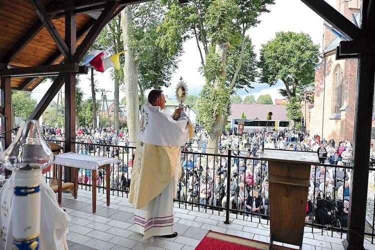 Błogosławieństwo Najświętszym Sakramentem na placu.