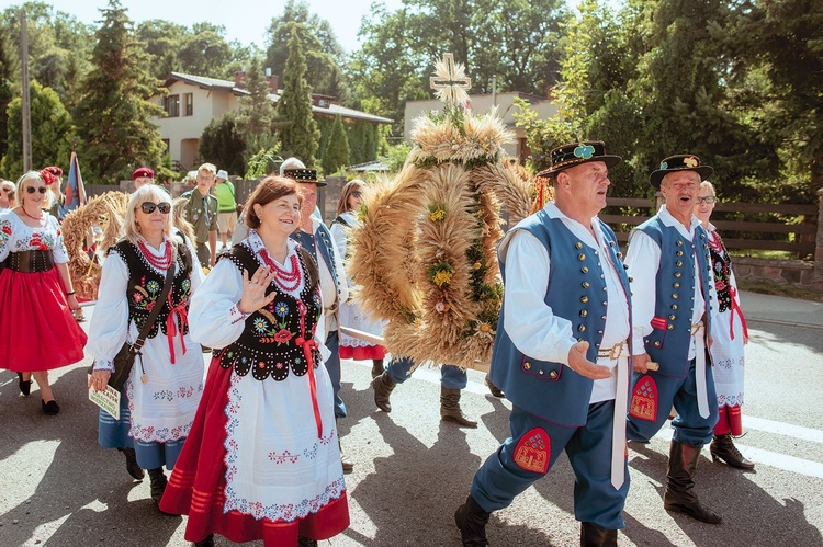 Jak co roku, w obchodach uczestniczyli mieszkańcy zaprzyjaźnionej z Trąbkami Wielkimi podkarpackiej gminy Leżajsk. Ich wieniec otrzymał nagrodę Jarosława Karnatha, starosty gdańskiego.