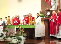 Biskup gliwicki przewodniczył Mszy św. w zabrzańskim kościele św. Wojciecha.