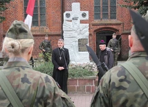 Podczas uroczystości miały miejsce przemówienia, modlitwa, apel poległych, złożenie kwiatów.