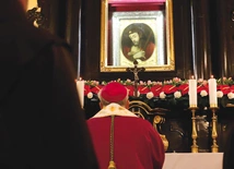 Słynący łaskami obraz został tu uroczyście wniesiony  2 sierpnia 1686 roku.