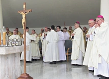 Mszy św. w koncelebrze biskupów i kapłanów przewodniczył abp Wojda.