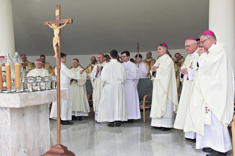 Mszy św. w koncelebrze biskupów i kapłanów przewodniczył abp Wojda.