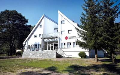Wejście do ostrowieckiej placówki.