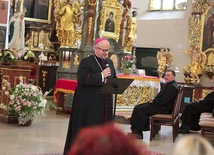 Biskup Waldemar Musioł zachęcał do szukania nieoczywistych odpowiedzi.