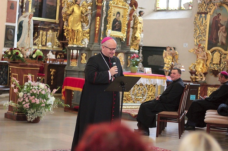 Biskup Waldemar Musioł zachęcał do szukania nieoczywistych odpowiedzi.