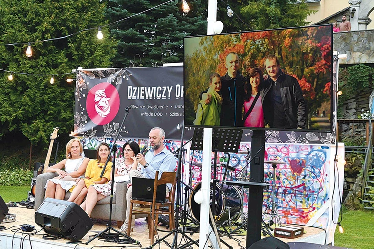 Radość świętowania w ogrodach parafii św. Katarzyny.