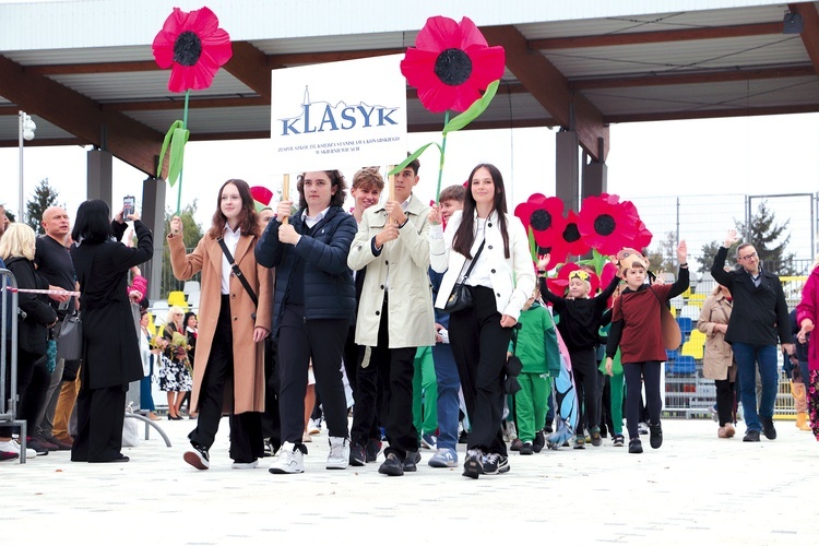 Barwna parada, będąca nieodłącznym elementem SŚKOW, w tym roku zaangażowała 57 grup, w tym uczniów skierniewickiego „klasyka”.