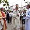 	Po Eucharystii jej uczestnicy udali się pod pomnik świętego w parku miejskim, gdzie odmówiono modlitwę i złożono kwiaty.