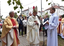 	Po Eucharystii jej uczestnicy udali się pod pomnik świętego w parku miejskim, gdzie odmówiono modlitwę i złożono kwiaty.
