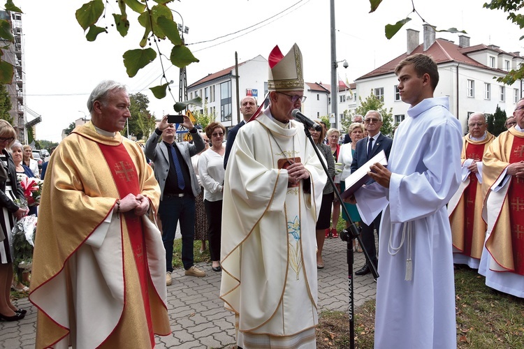 	Po Eucharystii jej uczestnicy udali się pod pomnik świętego w parku miejskim, gdzie odmówiono modlitwę i złożono kwiaty.