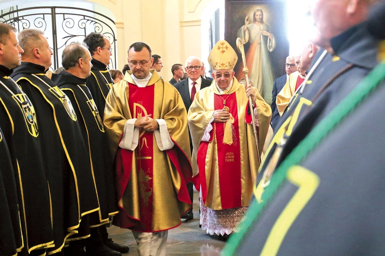 	Parafianie i Rycerze Jana Pawła II powitali wizerunek Chrystusa w świątyni.