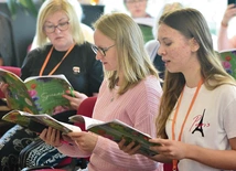 	Uczestnicy ćwiczyli bogaty repertuar, począwszy od pieśni uwielbienia, po dobrze znane utwory.