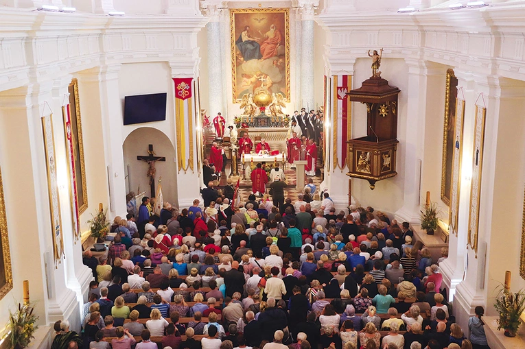 	Uroczystości zgromadziły wiernych z różnych stron Polski.