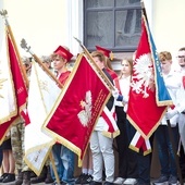 	Poczty szkolne w trakcie uroczystości.