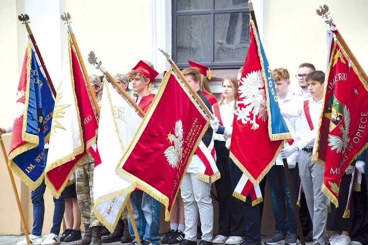 	Poczty szkolne w trakcie uroczystości.