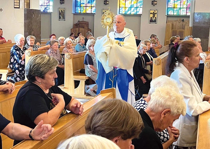 	Biskup radomski błogosławi uczestników.