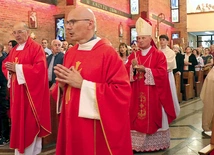	Relikwiarz wniósł bp Marek Solarczyk.