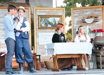 	Wystąpili młodzi artyści należący do grupy teatralnej Aktorzy Bo*Boży*.