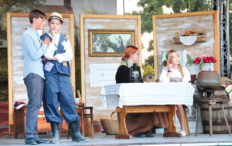 	Wystąpili młodzi artyści należący do grupy teatralnej Aktorzy Bo*Boży*.